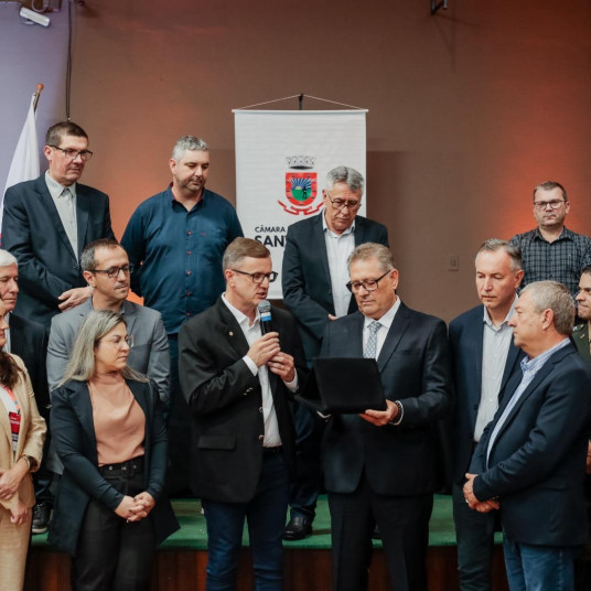 Rubens Zamberlan recebe título de Cidadão Santa-rosense em sessão especial na Sicredi Indumóveis